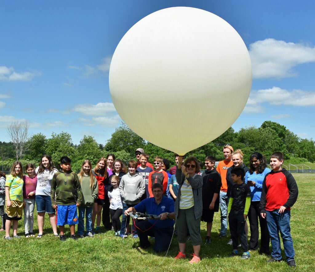 Amateur radio on balloon tracking team