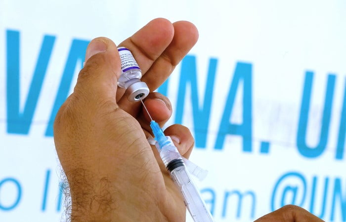 Vaccination: Vaccine file & syringe