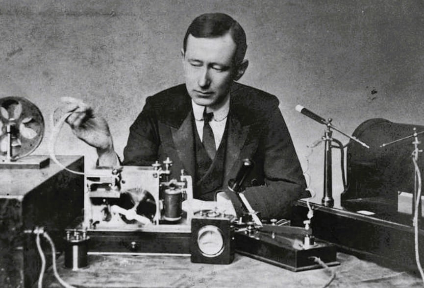 Guglielmo Marconi wit his wireless Apparatus