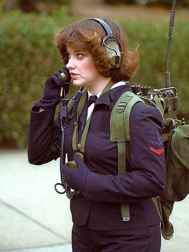 lady-operating-HF-manpack-ham-radio